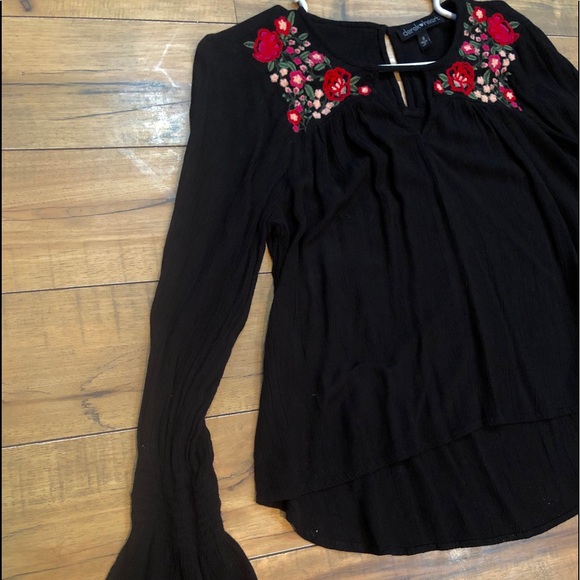 Derek Heart Bell Sleeve Blouse - Picture 4 of 6